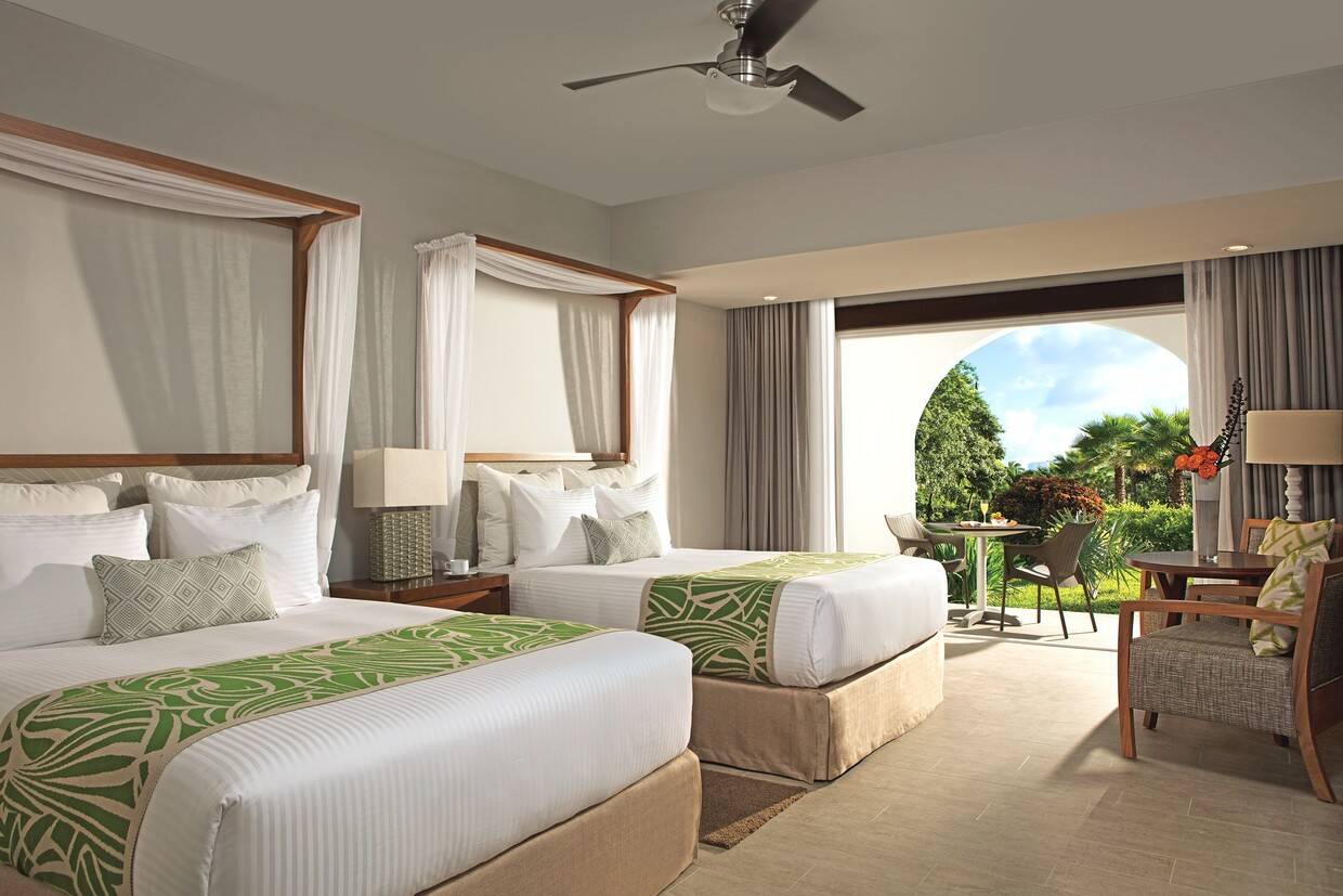DELUXE TROPICAL VIEW