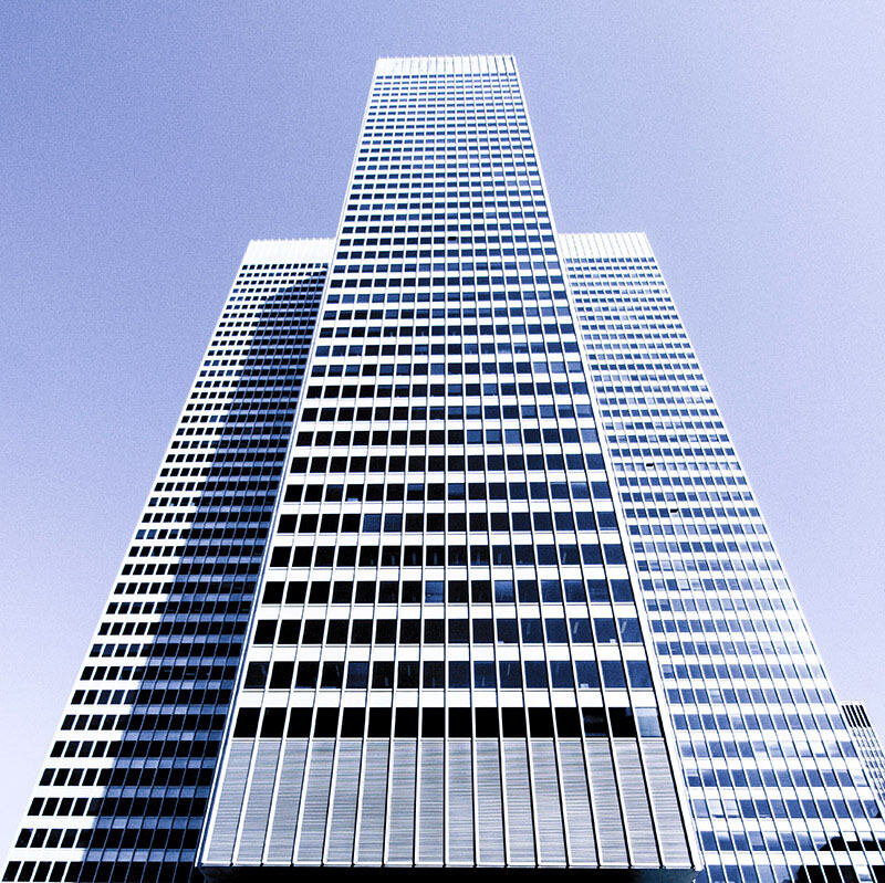 White_skyscraper_in_Montreal_Place_Ville_Marie).jpg